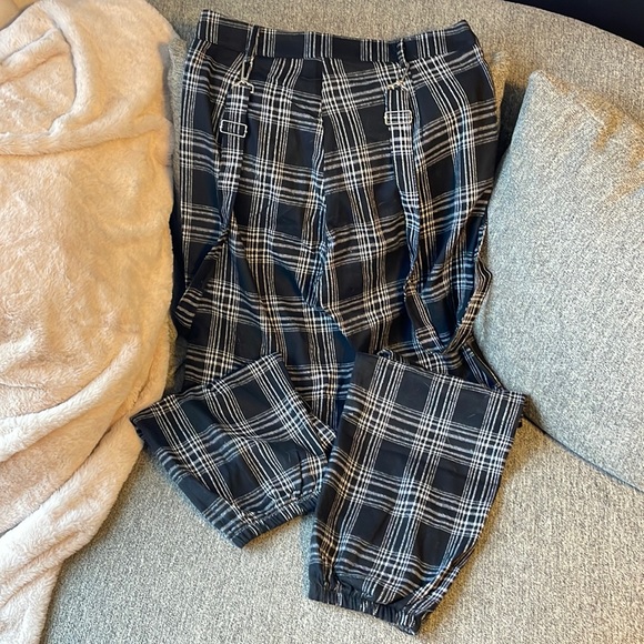 ROMWE Plaid Suspenders Pants - Picture 2 of 4